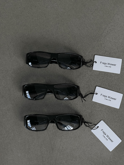 Freja Wewer x NA-KD Solglasögon - Black