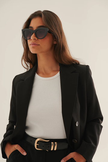 NA-KD Accessories Återvunna chunky spetsiga kattögonformade solglasögon - Black
