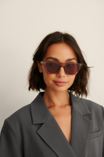 NA-KD Accessories Återvunna kattögonformade solglasögon med vass fyrkantig båge - Brown