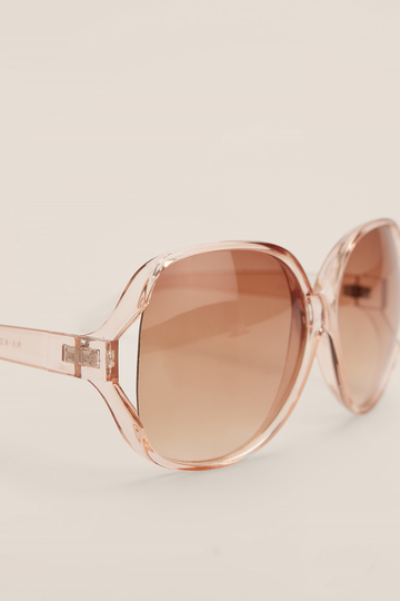 Picked by Hanna Schönberg Mega frame solglasögon - Beige