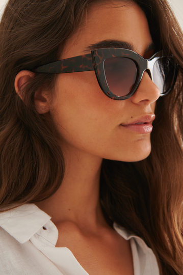 NA-KD Accessories Återvunna chunky spetsiga kattögonformade solglasögon - Brown